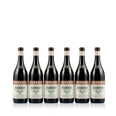 six bouteilles de vin rouge alignées sur une surface blanche