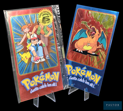 deux cartes à collectionner Pokémon exposées sur un fond noir
