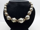 un gros plan d'un collier sur une tête de mannequin