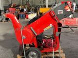 un gros plan d'une machine rouge posée sur une palette dans un entrepôt