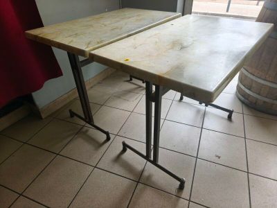 une table posée sur le sol devant un tonneau de vin