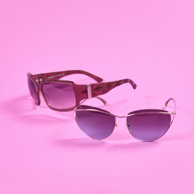 deux paires de lunettes de soleil sur un fond rose, avec un fond rose