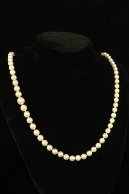 Collier de 85 perles de culture en chute, avec fermoir et ch…
