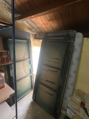 une chambre équipée d'un lit et d'un réfrigérateur