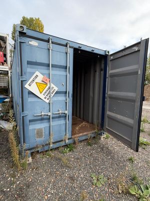 un conteneur bleu sur lequel est apposée une étiquette