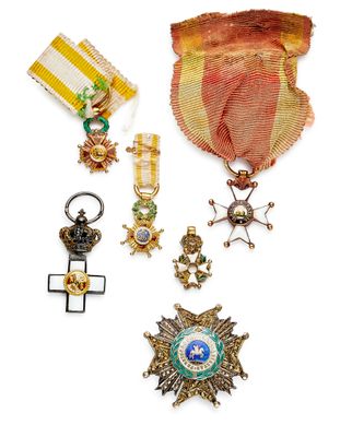 un assortiment de médailles comprenant une étoile, une médaille et d'autres objets