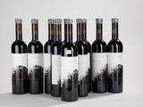 six bouteilles de vin rouge sont alignées