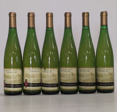 six bouteilles de vin alignées sur une table
