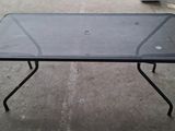 une table posée par terre dans le jardin