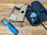 une boîte contenant un briquet et d'autres objets, posée sur une table en bois