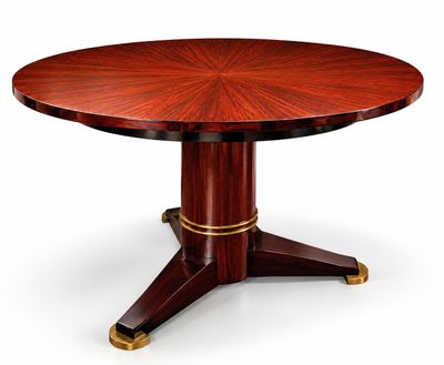 une photo d'une table à manger ronde avec un plateau en bois