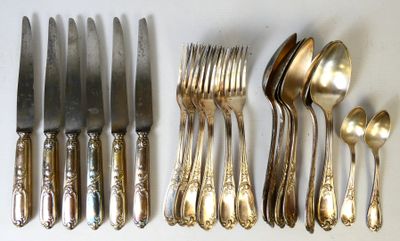 beaucoup de cuillères et de fourchettes en argent sur la table