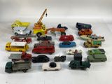 un grand nombre de petites voitures et de camions sur une surface blanche