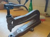 une pince posée sur une table en bois