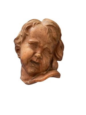 une petite statue représentant un enfant à l'air surpris