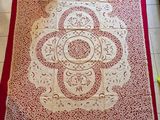 un tapis rouge et blanc posé sur le sol d'une pièce