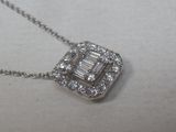 une photo d'un collier en diamants posé sur une table