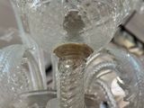 un gros plan d'un lustre en verre sur lequel est posée une bougie