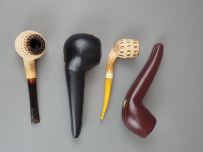 Trois types différents de pipes sont alignés sur une table