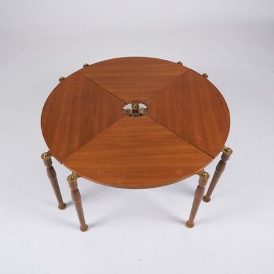 une image représentant une table en bois avec quatre pieds et un plateau circulaire