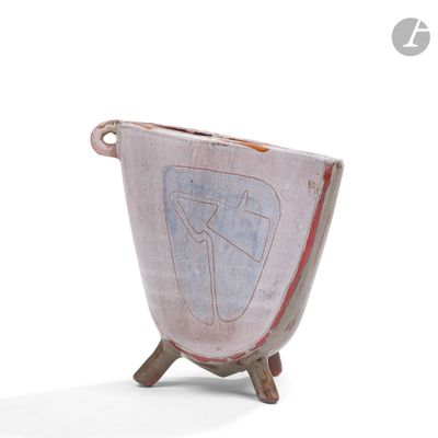 un petit vase orné d'un motif, posé sur un socle