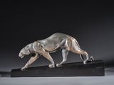 sculpture en bronze représentant une panthère posée sur un socle en marbre noir