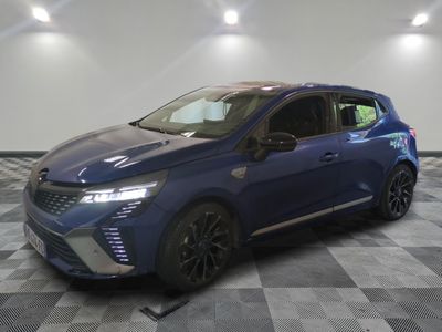 une voiture bleue est garée sur le sol à carreaux d'un garage