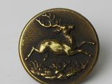 une image représentant un bouton en bronze orné d'un cerf