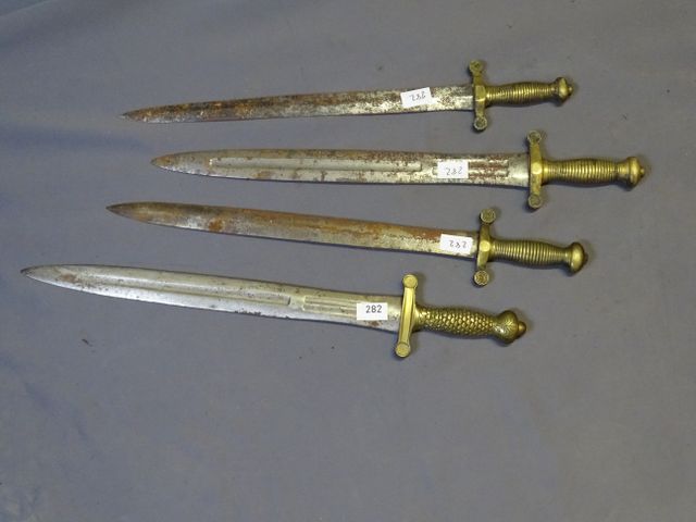 CAT D : Lot de quatre pièces : Glaive à écailles, pommeau aux fle...