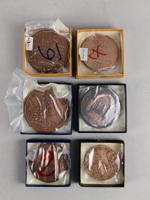 quatre biscuits au chocolat dans une boîte, avec une étiquette de prix dessus