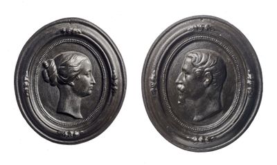 deux médaillons en argent représentant un homme et une femme de profil