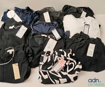 un tas de vêtements posés sur une table