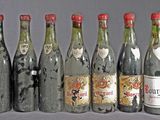 des bouteilles de vin sont alignées sur une table