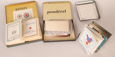 une petite boîte de fournitures médicales posée sur une table