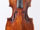 un vieux violon sur fond blanc