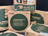 Six boîtes de Cocoate sont empilées les unes sur les autres sur une table.