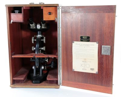 une boîte en bois sur laquelle est posé un microscope