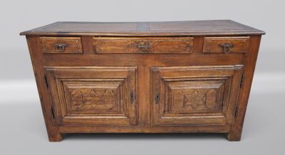 une vieille armoire en bois avec deux tiroirs et deux portes