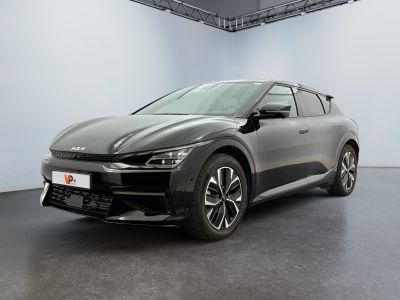Le nouveau SUV concept « e-trac » de Volkswagen est exposé dans un showroom