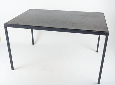 une table noire avec un plateau noir sur fond blanc