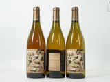 trois bouteilles de vin posées l'une à côté de l'autre sur une table