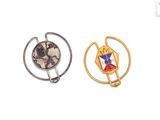 deux badges représentant un homme et une femme dans un cercle