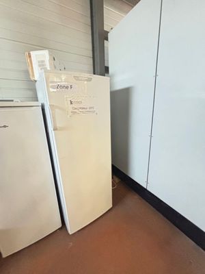 deux réfrigérateurs et un congélateur dans une chambre