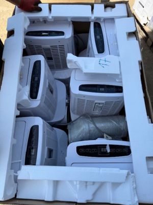 une boîte contenant plusieurs climatiseurs