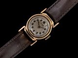 Gros plan sur une montre-bracelet avec un bracelet marron