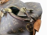 a close up of a purse with a zipper on it