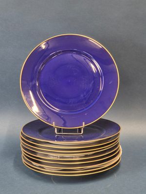six assiettes bleues et dorées empilées les unes sur les autres