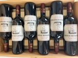 bouteilles de vin rouge dans un coffret en bois sur une table