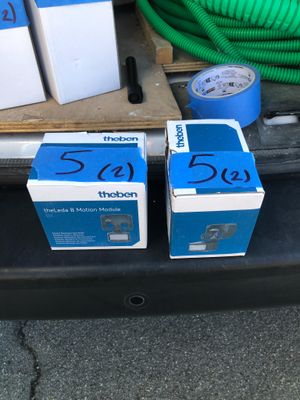 trois cartons à l'arrière d'un camion, avec un tuyau