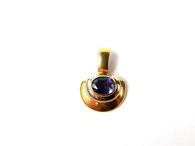 une image représentant un pendentif en or orné d'une pierre bleue